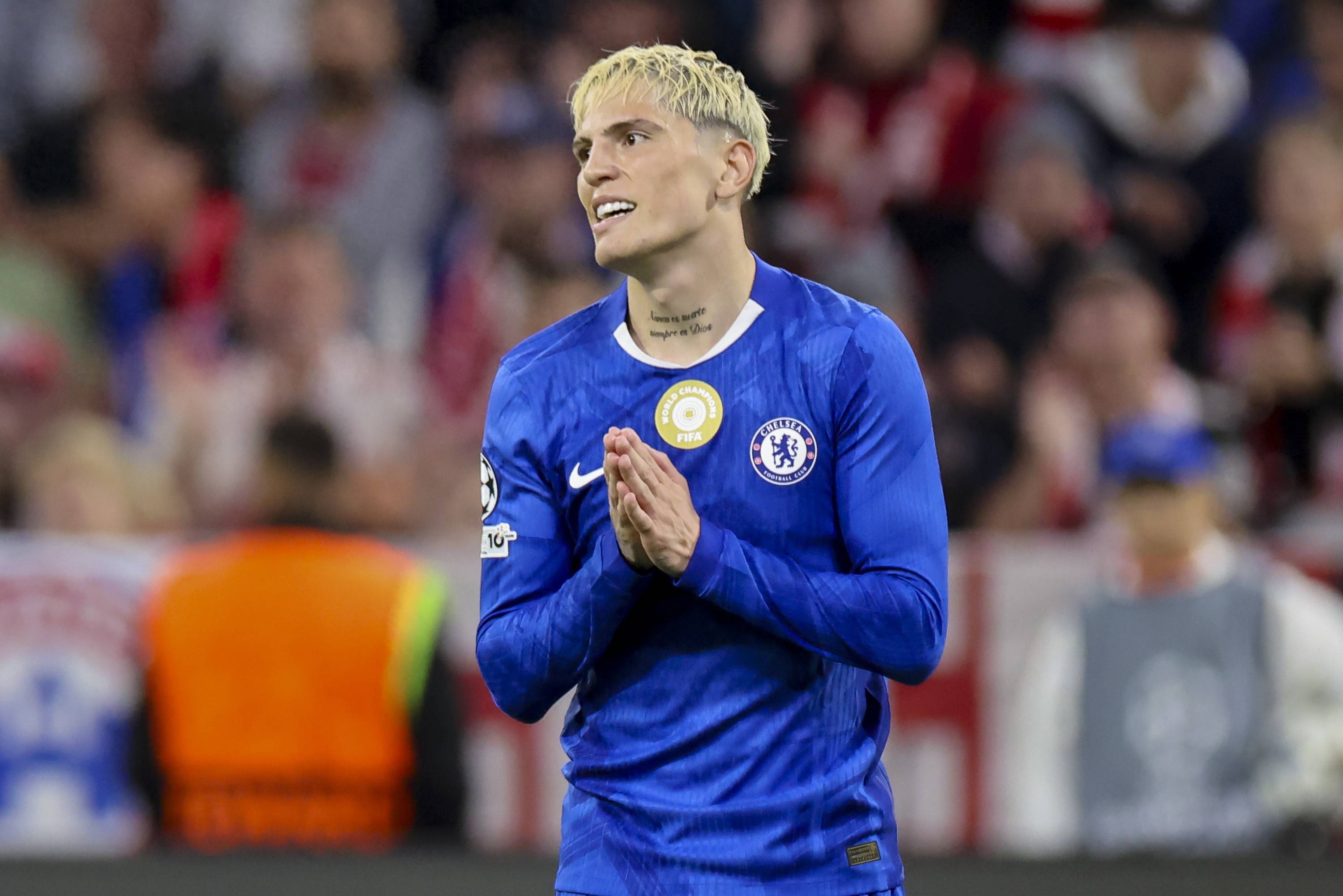 切尔西3-0大胜巴萨，加纳乔却挨批了，老派名宿看他很不爽